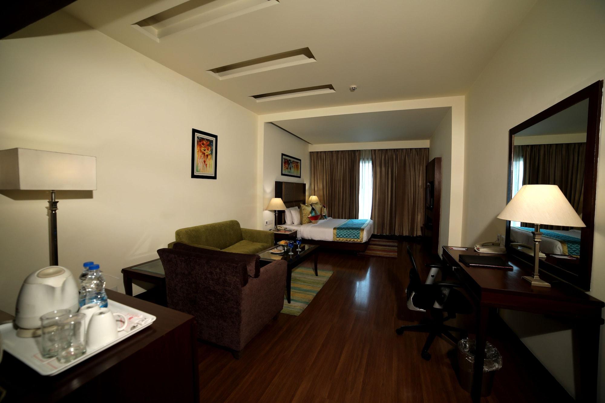 Ramada Jalandhar City Center Hotel Bagian luar foto