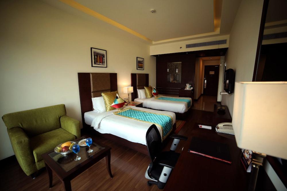 Ramada Jalandhar City Center Hotel Bagian luar foto