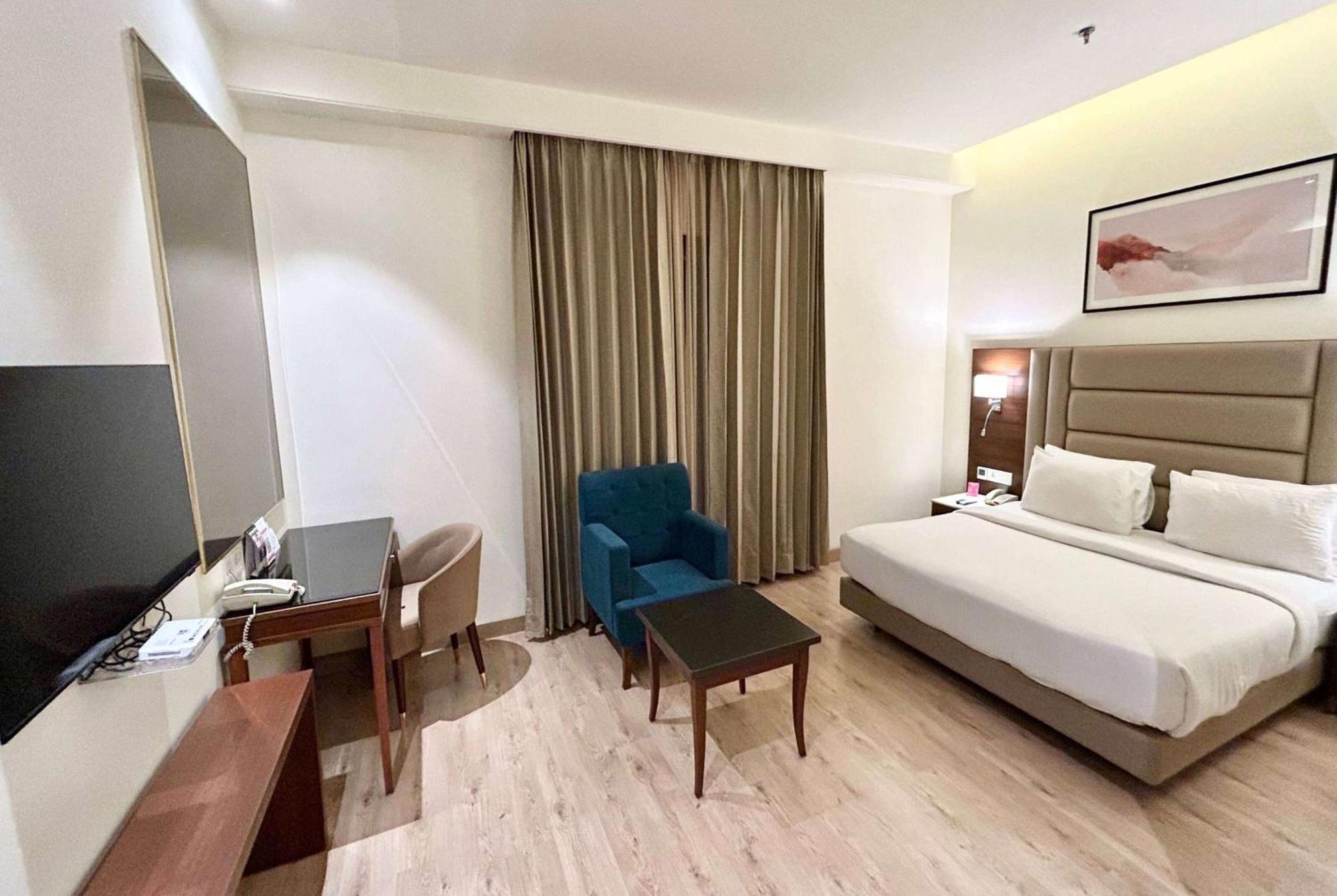 Ramada Jalandhar City Center Hotel Bagian luar foto